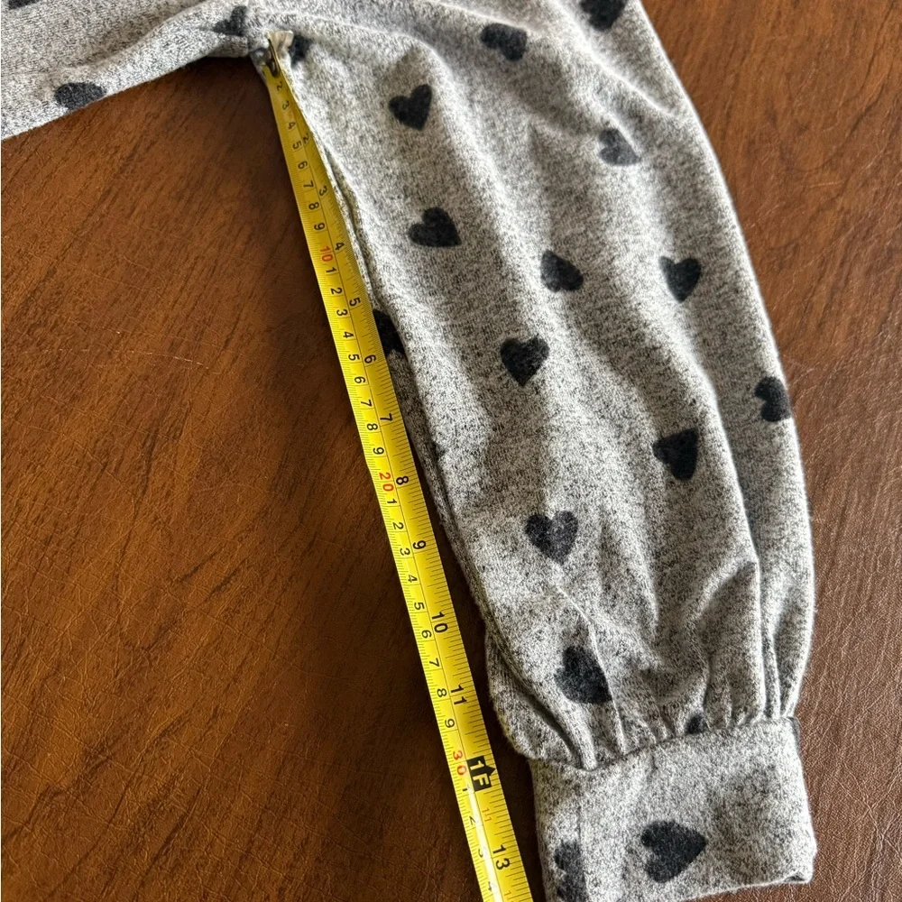 🖤EUC LUCKY brand log sleeve, v- neck, grey and black hearts. Super soft! - Picture 6 of 10